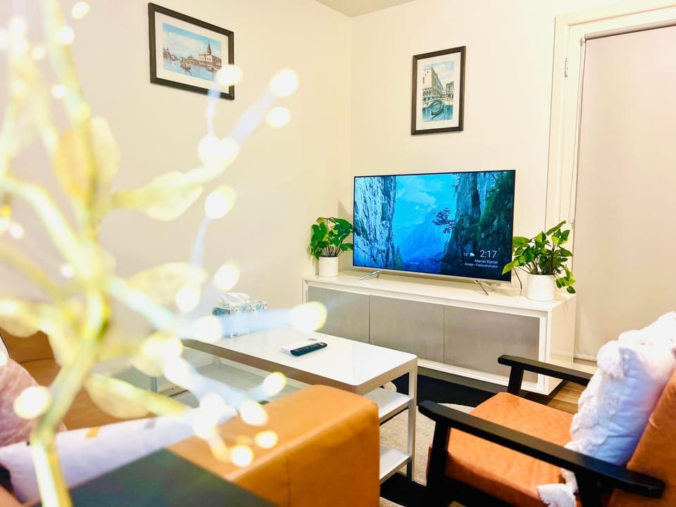Communal lounge/ TV room, TV and multimedia, Living room, Seating area, Evening entertainment, air conditioner