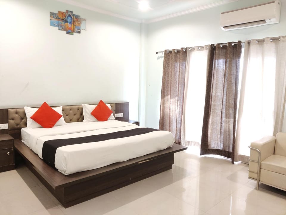 Bed, Photo of the whole room, Bedroom, air conditioner