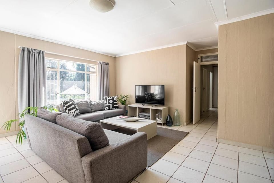 BC7 2 Bed Pool Solar Power Priv Patio & Garden Apartment in Sandton
