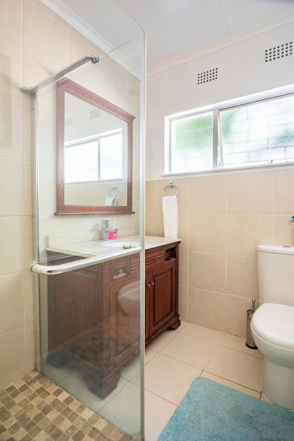 BC7 2 Bed Pool Solar Power Priv Patio & Garden Apartment in Sandton
