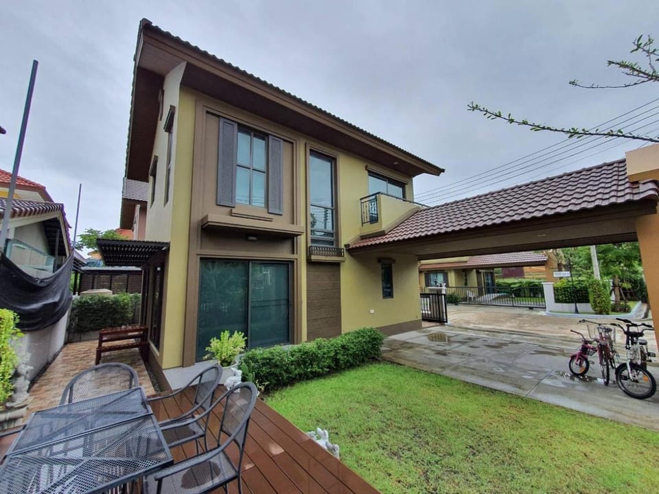 Property building, Day, Neighbourhood, Street view, Parking