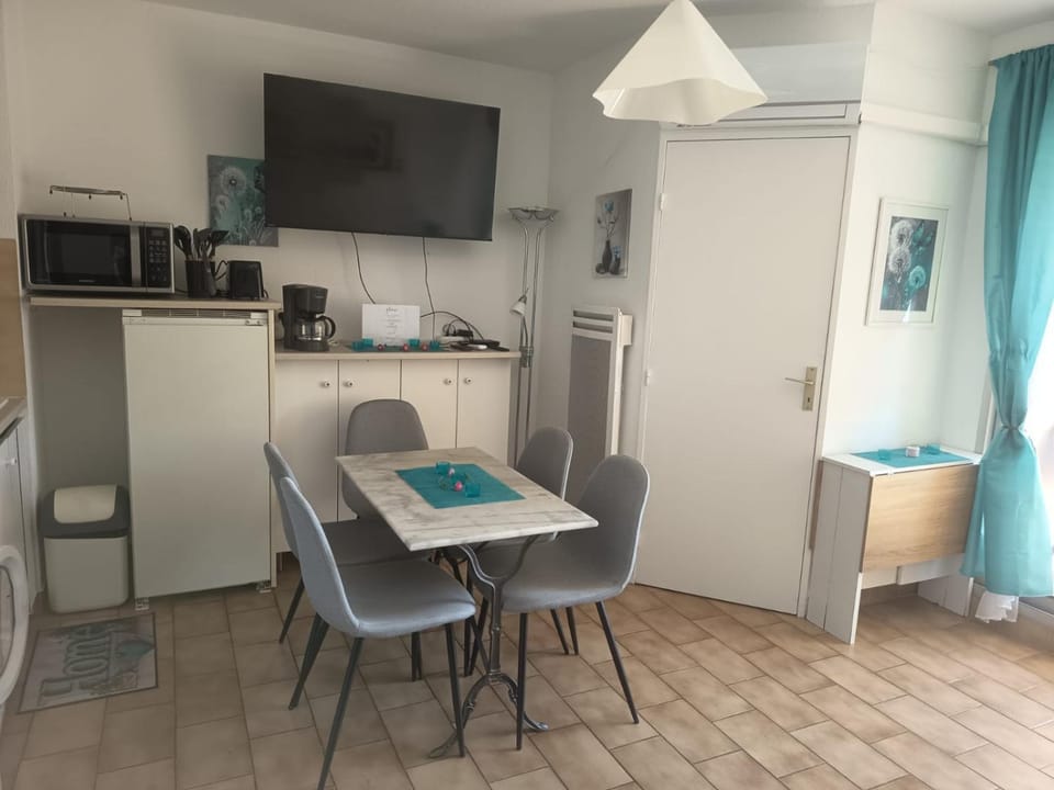 Coffee/tea facilities, Kitchen or kitchenette, Dining area, stove, toaster