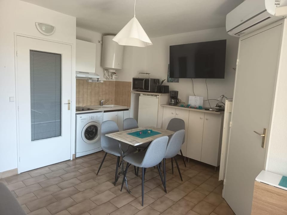 Kitchen or kitchenette, Dining area, oven, stove