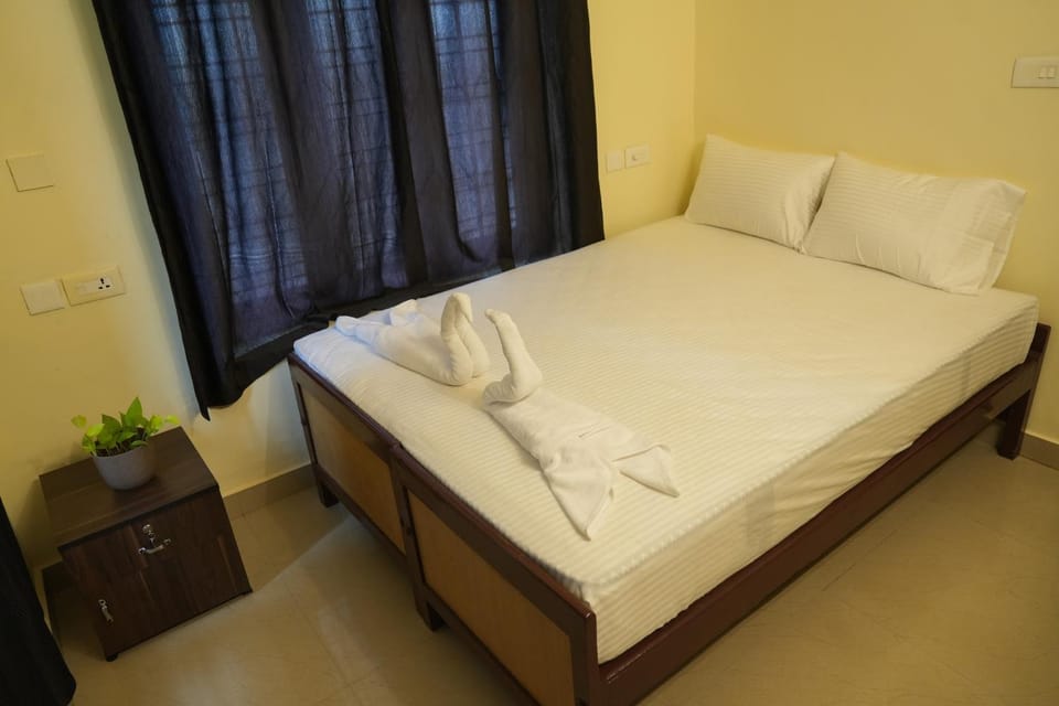Bed, Photo of the whole room, Bedroom, towels