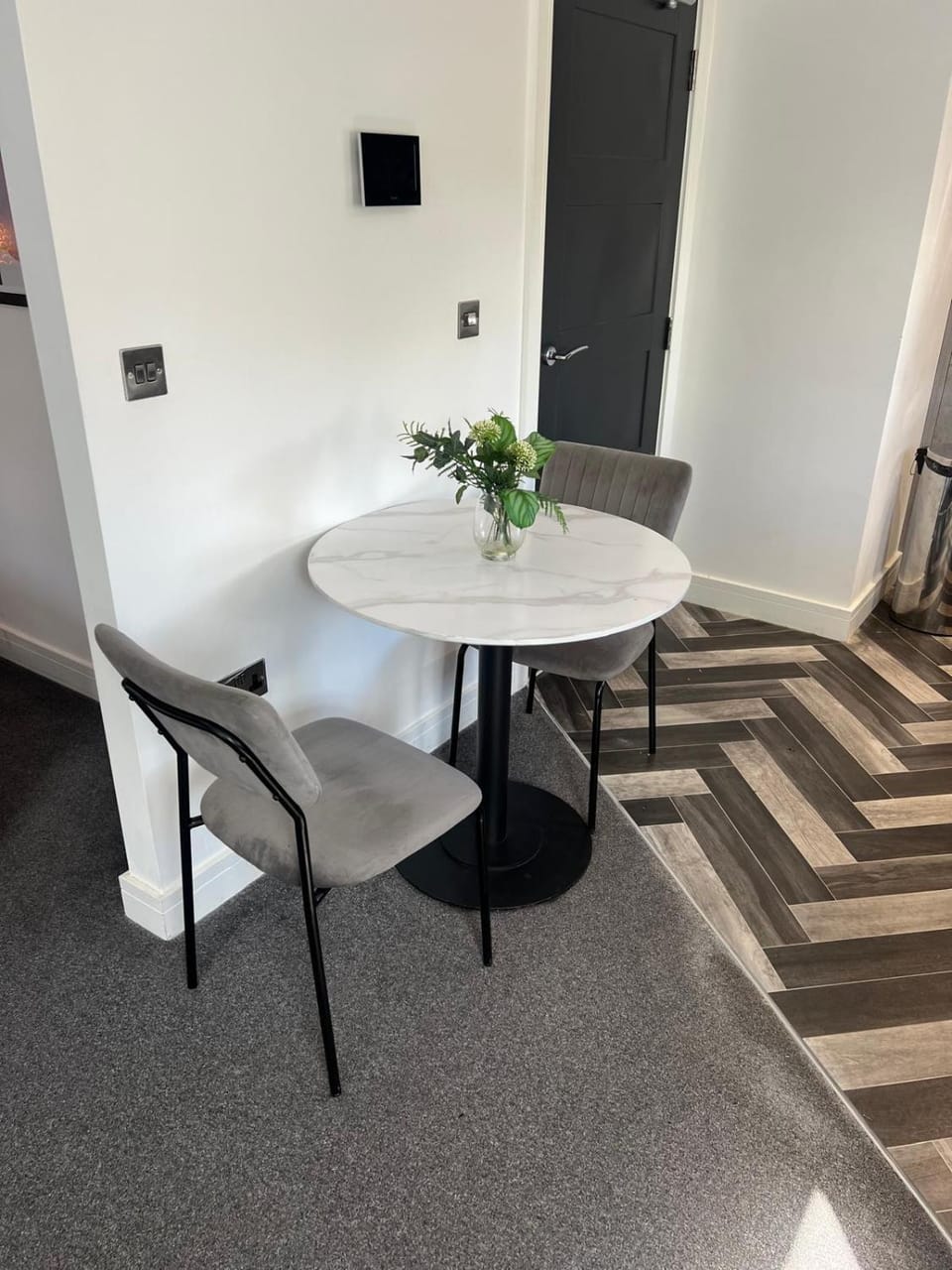 Affordable Serviced Apartment Perfect for Contractors in PE1 Short & Long Term Stays - Free WIFI - Free Parking - With Sofa Bed - Full Kitchen Apartment in Huntingdonshire District