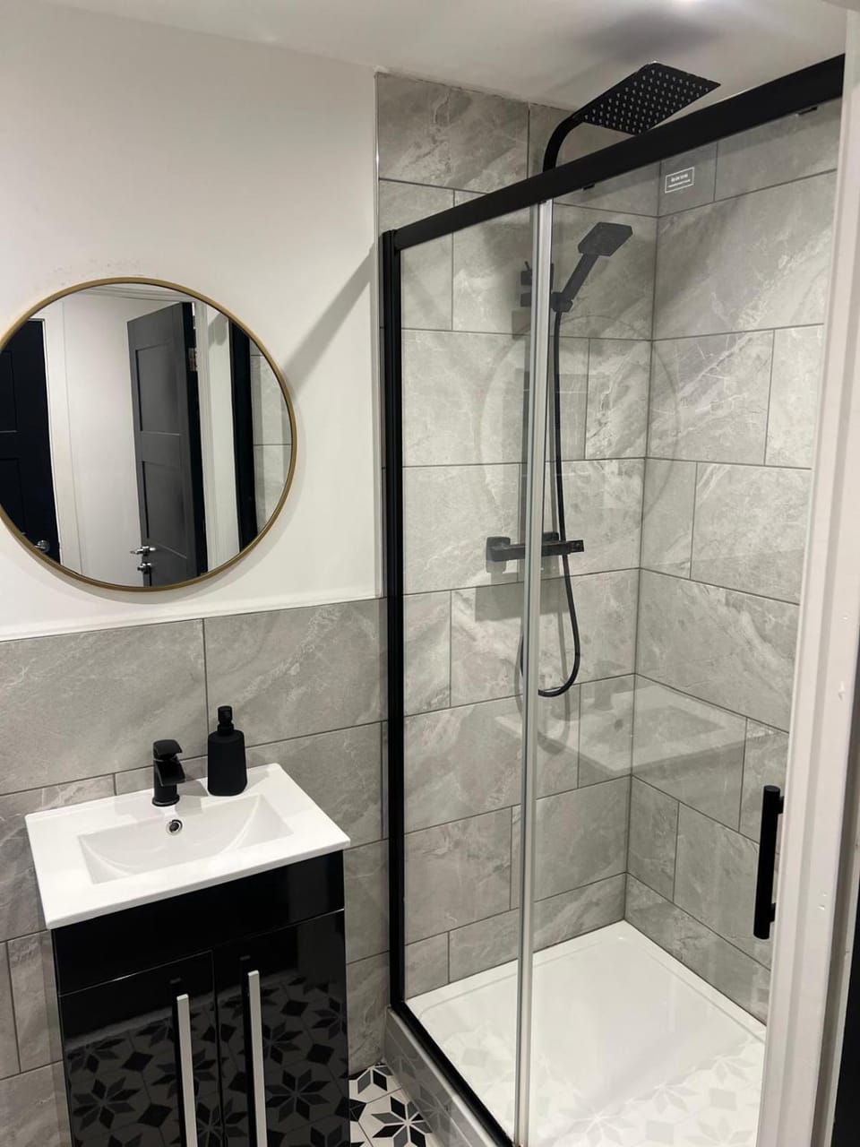 Affordable Serviced Apartment Perfect for Contractors in PE1 Short & Long Term Stays - Free WIFI - Free Parking - With Sofa Bed - Full Kitchen Apartment in Huntingdonshire District