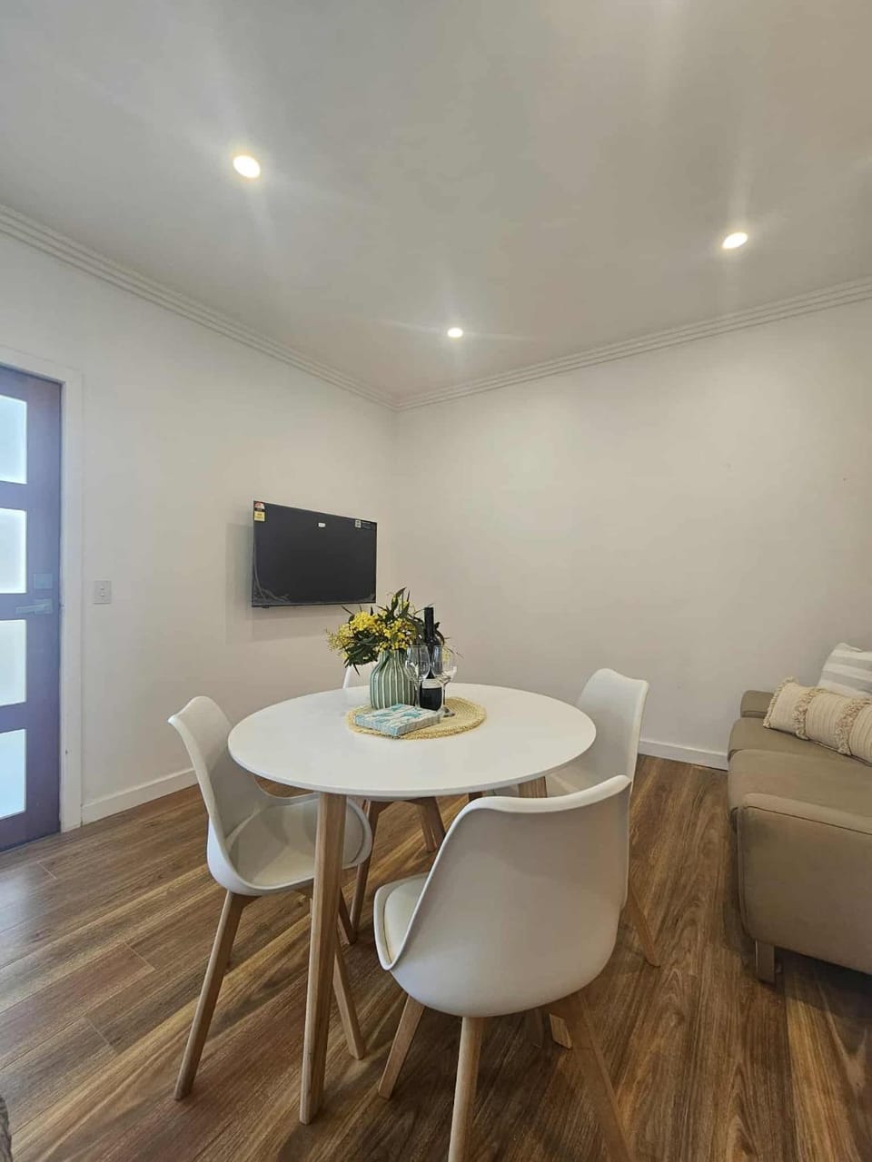 TV and multimedia, Living room, Seating area, Dining area