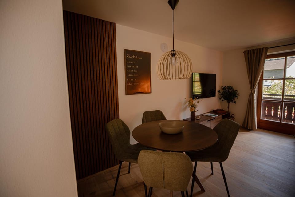 TV and multimedia, Living room, Seating area, Dining area