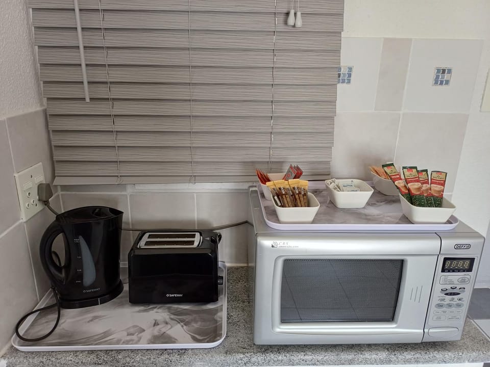 Coffee/tea facilities, Kitchen or kitchenette, microwave, toaster