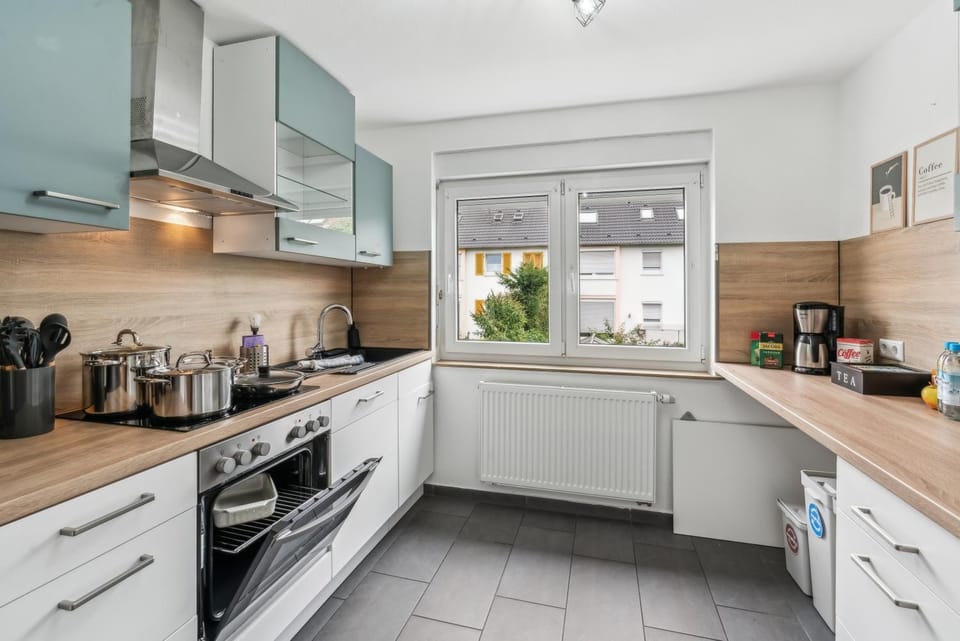 Coffee/tea facilities, dishwasher, oven, stove, toaster, kitchen