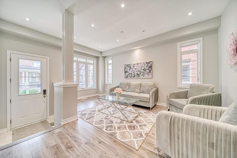 Spacious 3 Bedroom Townhome Near Thermea Spa and Casino Ajax House in Ajax