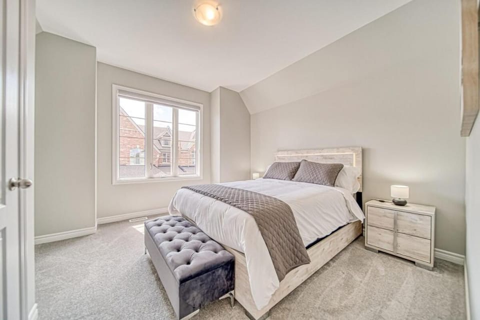Spacious 3 Bedroom Townhome Near Thermea Spa and Casino Ajax House in Ajax