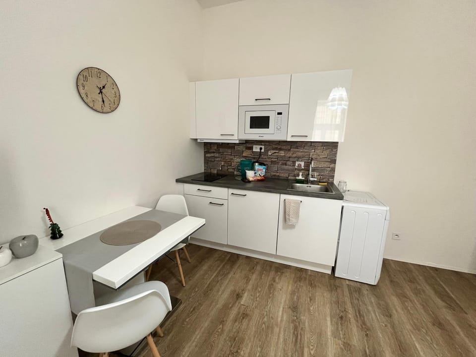 Kitchen or kitchenette, Dining area, pet friendly, stove