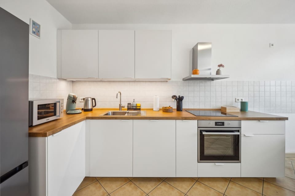 Coffee/tea facilities, Kitchen or kitchenette, dishwasher, oven, stove
