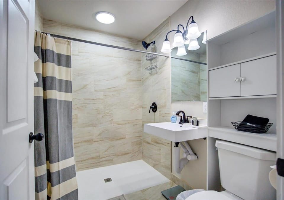 Shower, Toilet, Bathroom, towels