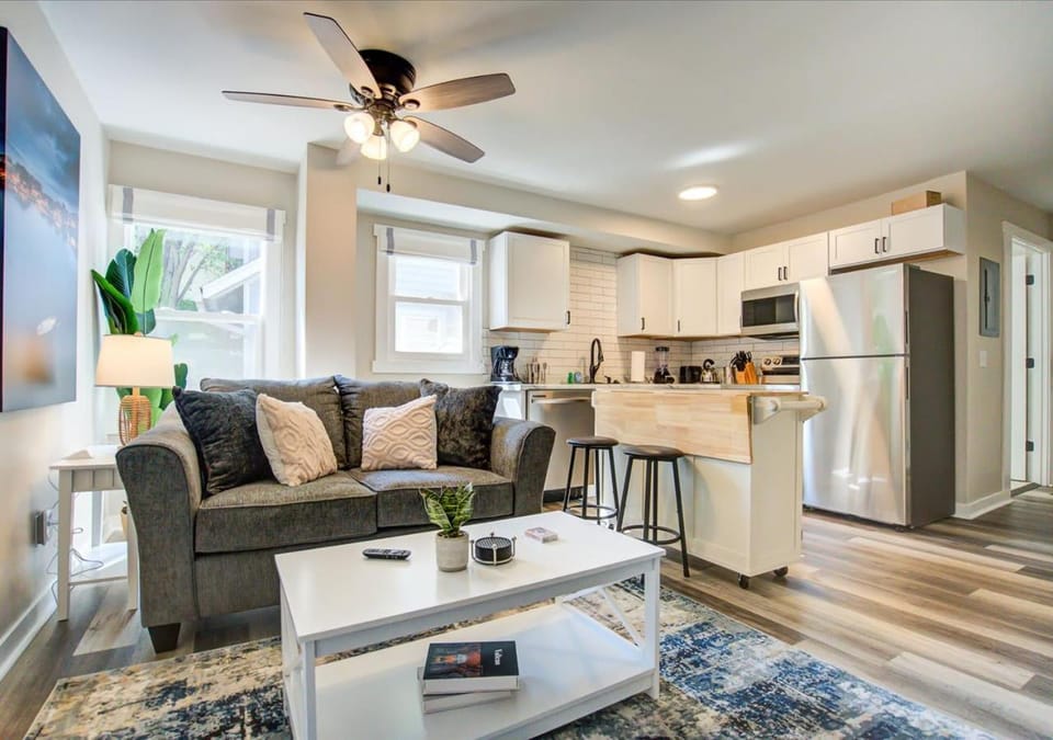 Kitchen or kitchenette, Living room, Dining area, microwave, pet friendly
