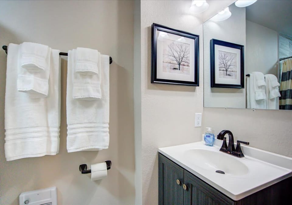 Bathroom, towels