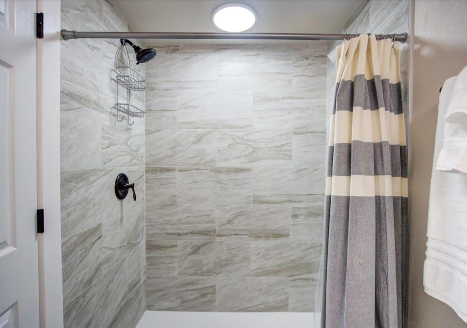 Shower, Bathroom, towels