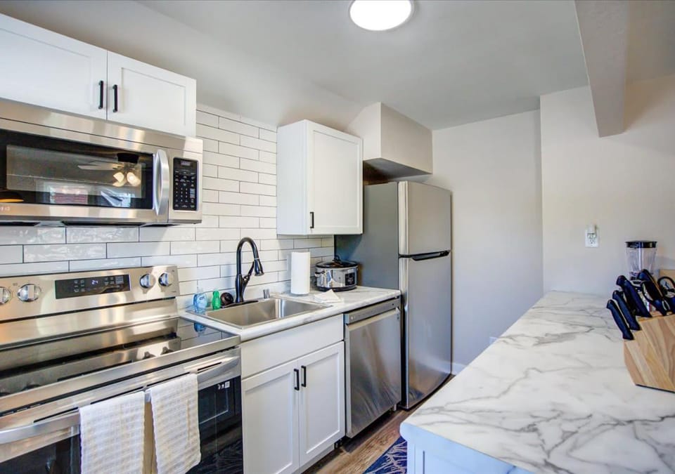 Coffee/tea facilities, Kitchen or kitchenette, microwave, oven, stove, toaster
