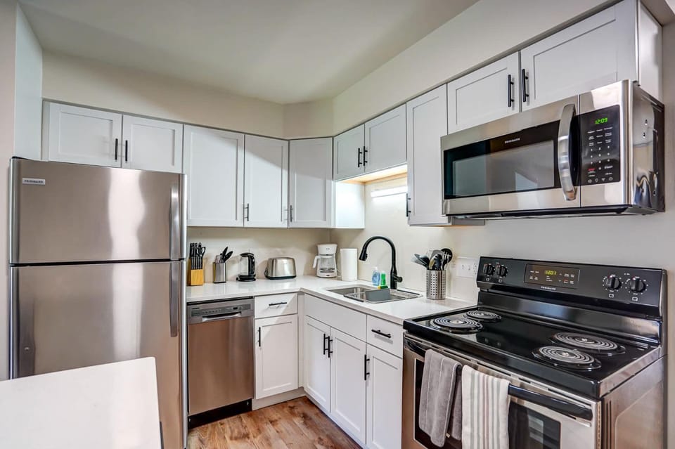Coffee/tea facilities, Kitchen or kitchenette, dishwasher, microwave, oven, pet friendly, stove, toaster