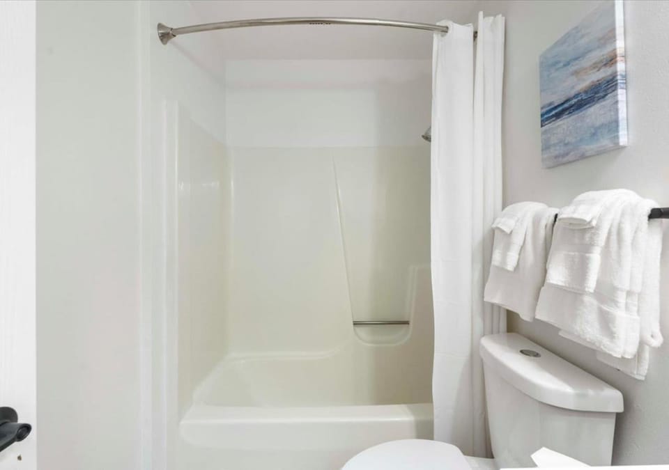 Shower, Toilet, Bathroom, Bath, towels