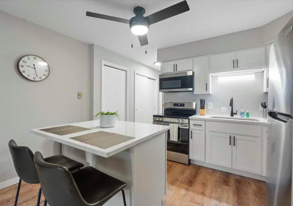 Kitchen or kitchenette, Dining area, microwave, oven, pet friendly, stove