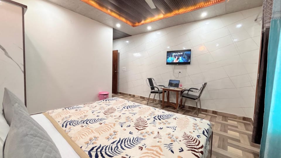 Bed, TV and multimedia, Bedroom