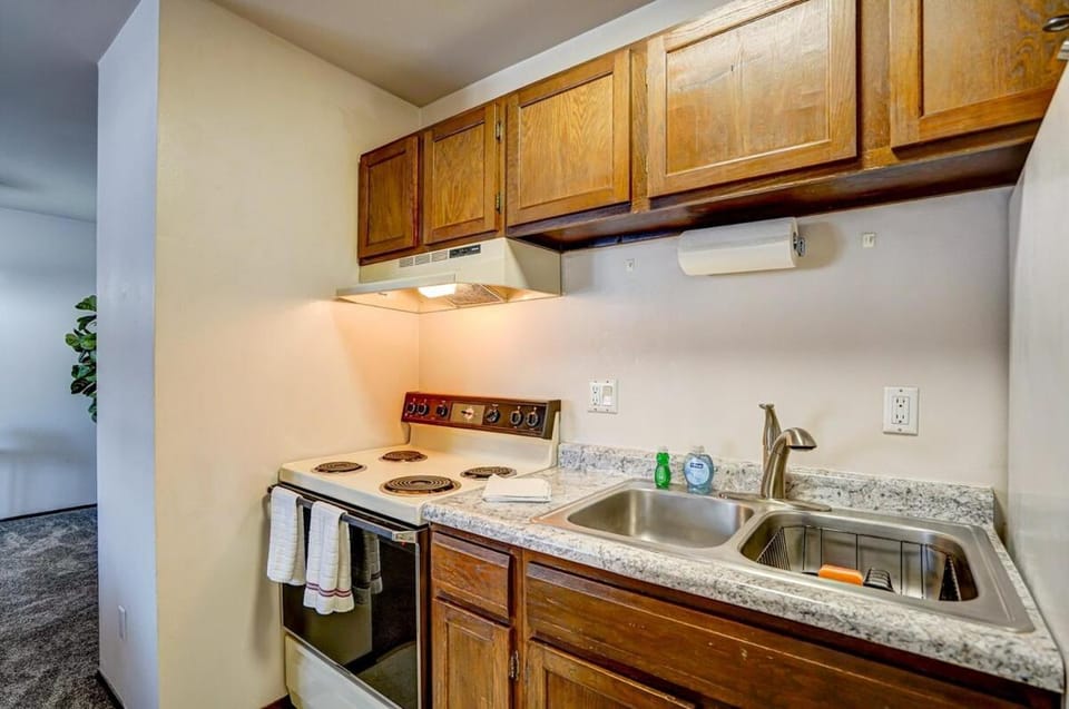 Free Parking-walk to hospital&campus-fast wifi Apartment in Madison
