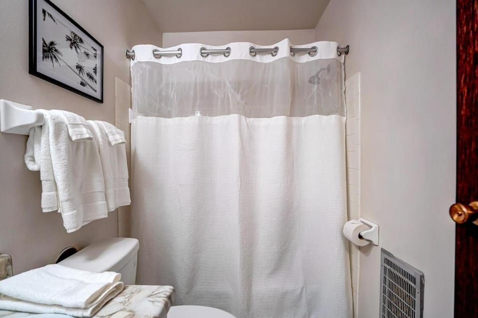 Free Parking-walk to hospital&campus-fast wifi Apartment in Madison