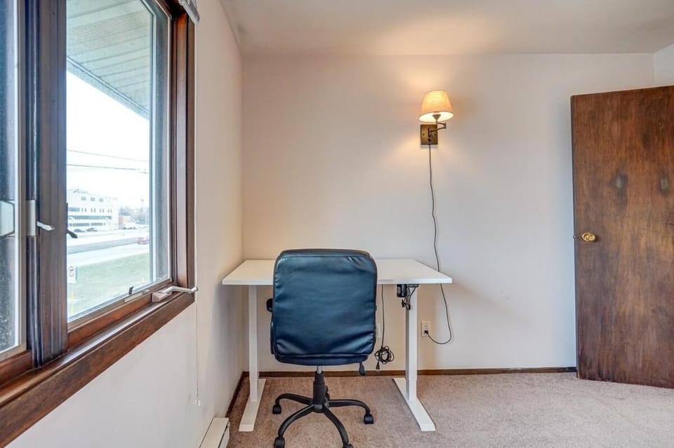 Walk to hospital&campus - Free parking with desk & works Apartment in Madison