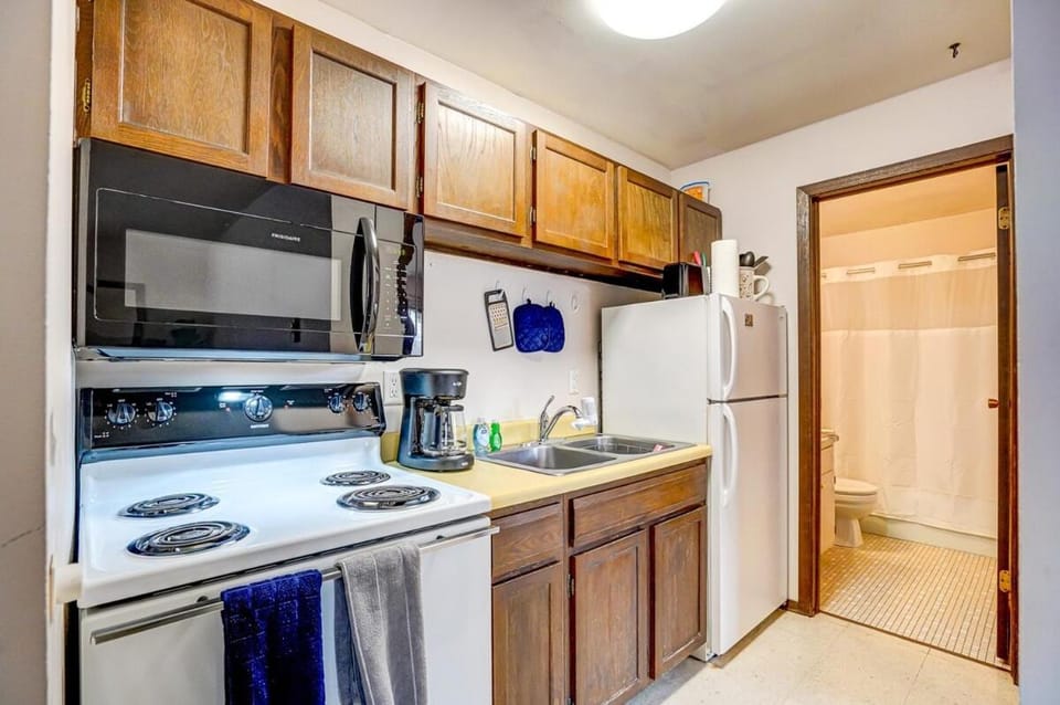 Walk to hospital&campus - Free parking with desk & works Apartment in Madison