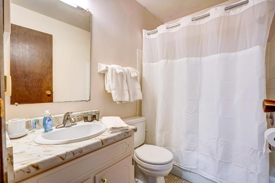 Walk to hospital&campus - Free parking with desk & works Apartment in Madison