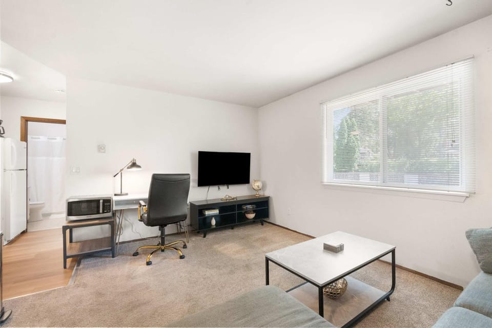 TV and multimedia, Living room, Seating area, microwave
