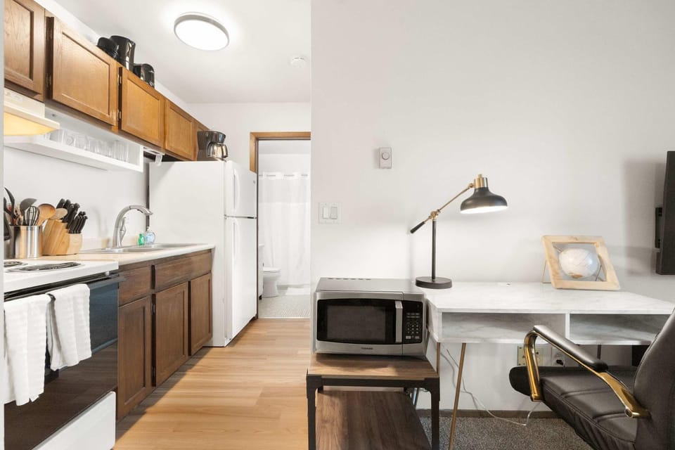 Kitchen or kitchenette, Seating area, oven, stove