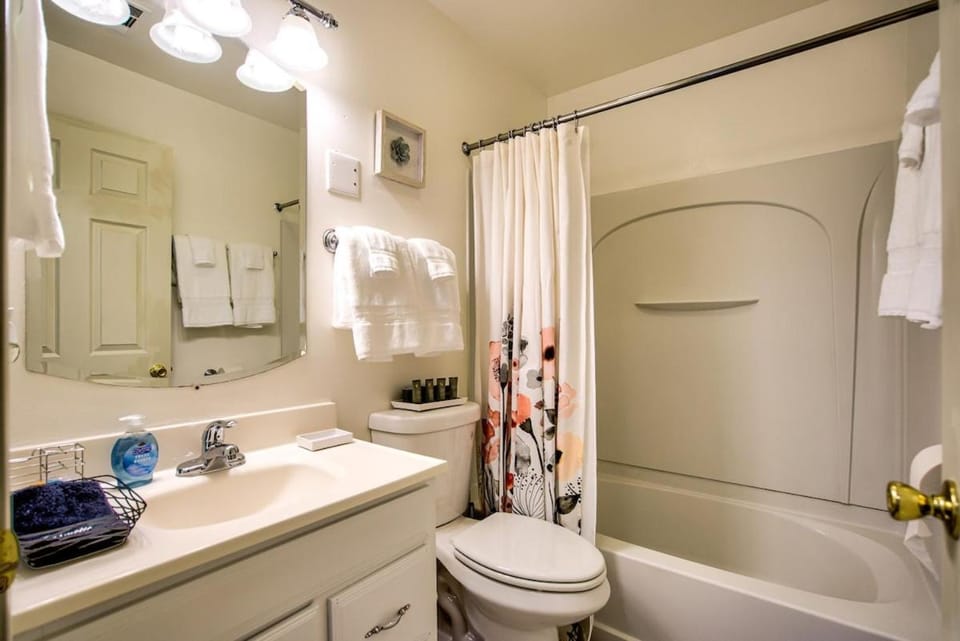 30 Day Minimum - Entire House AC Washer & Dryer House in Madison
