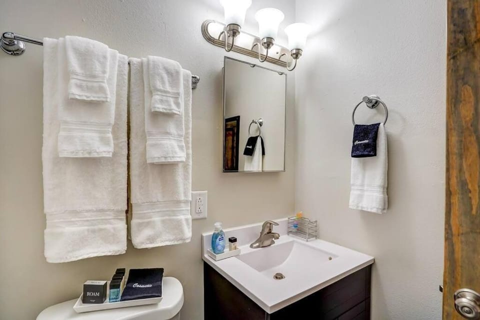 Free Parking and Near Hospitals with Private Entrance Apartment in West Allis