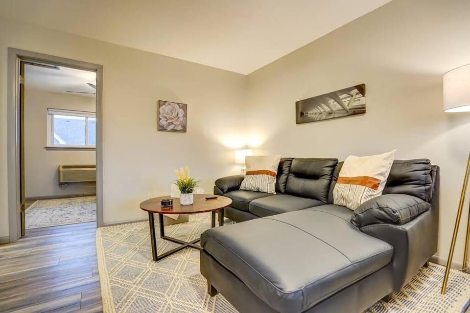 Free Parking and Near Hospitals with Private Entrance Apartment in West Allis