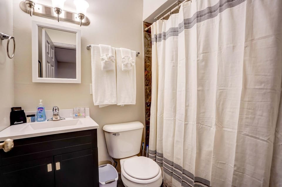 Shower, Toilet, Bathroom, towels