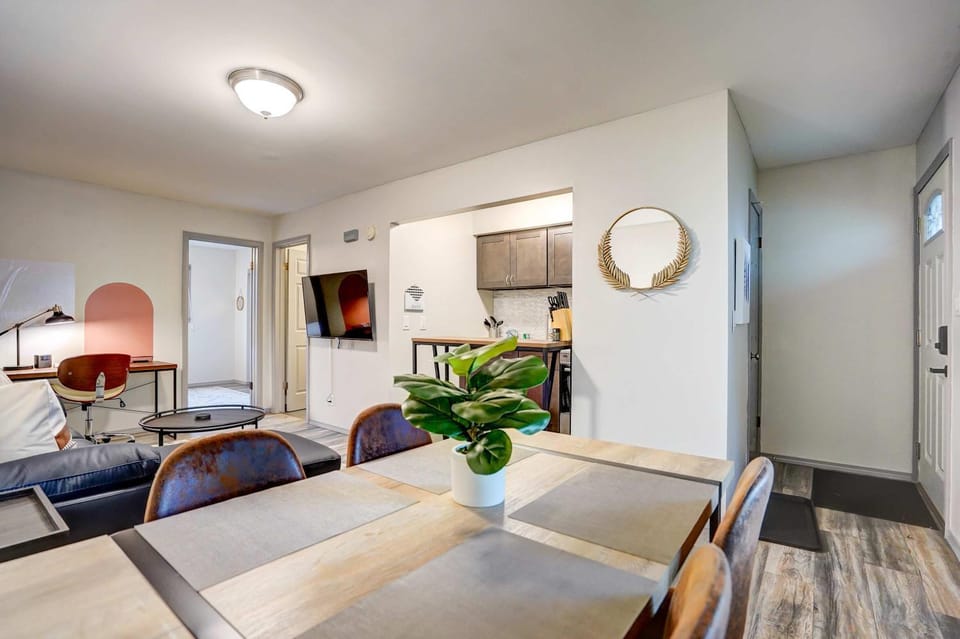 Kitchen or kitchenette, Living room, Seating area, Dining area, oven, stove