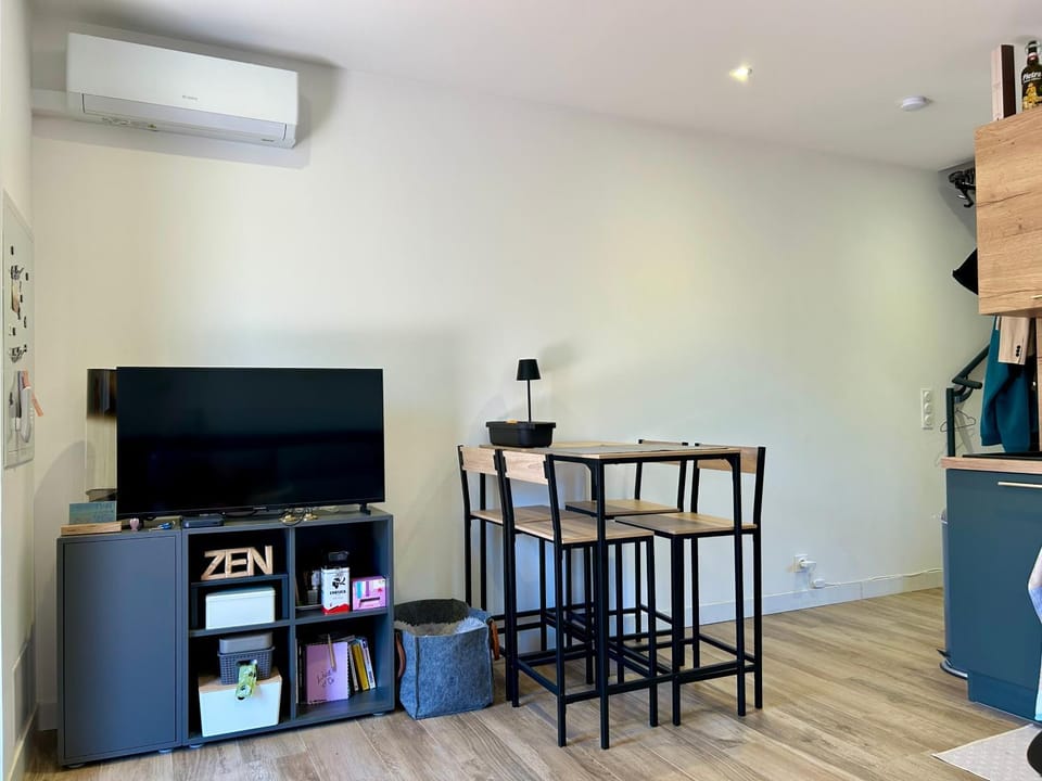 TV and multimedia, Living room, Seating area, Dining area, oven, air conditioner