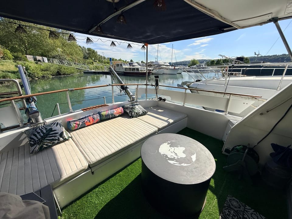 Vedette location à la nuitée sur l eau Docked boat in Valence