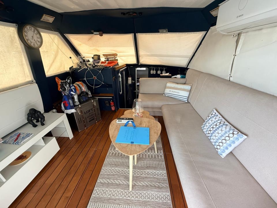 Vedette location à la nuitée sur l eau Docked boat in Valence