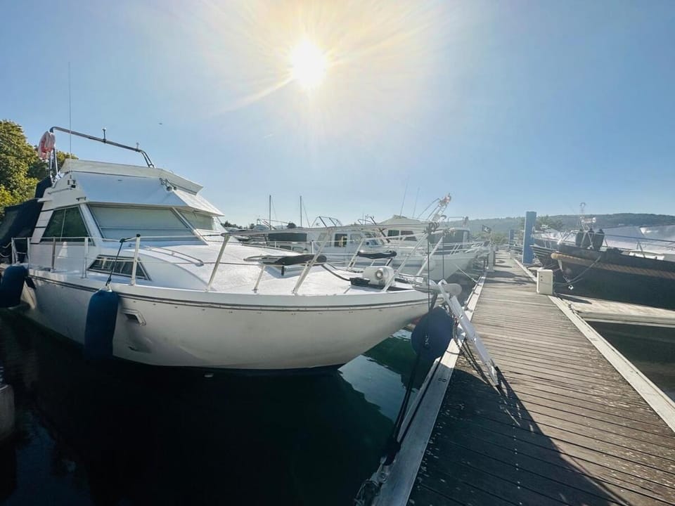 Vedette location à la nuitée sur l eau Docked boat in Valence