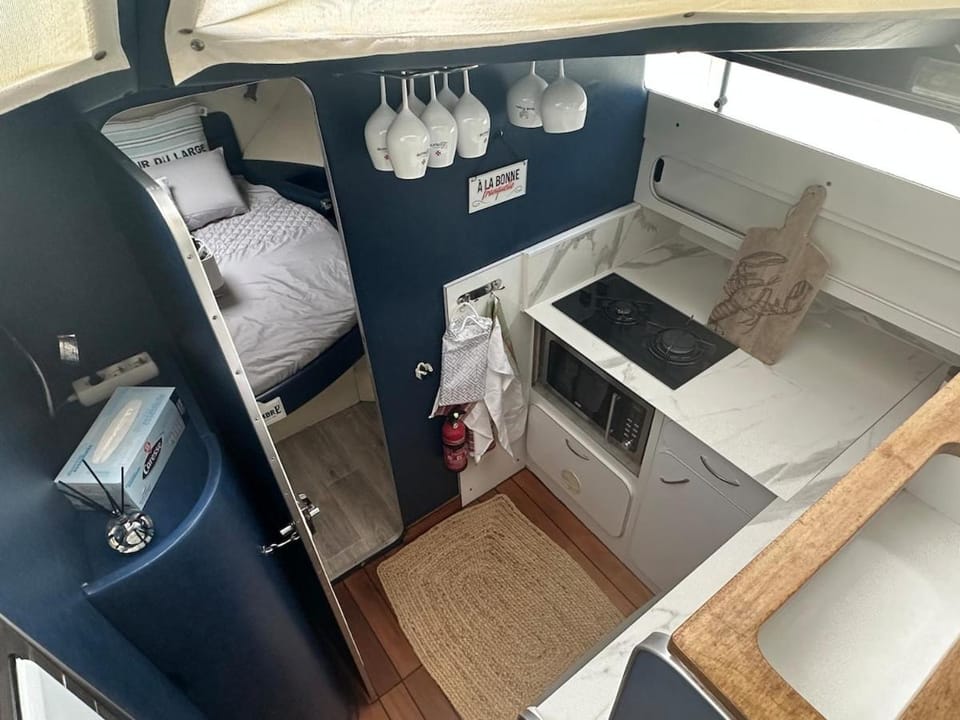 Vedette location à la nuitée sur l eau Docked boat in Valence