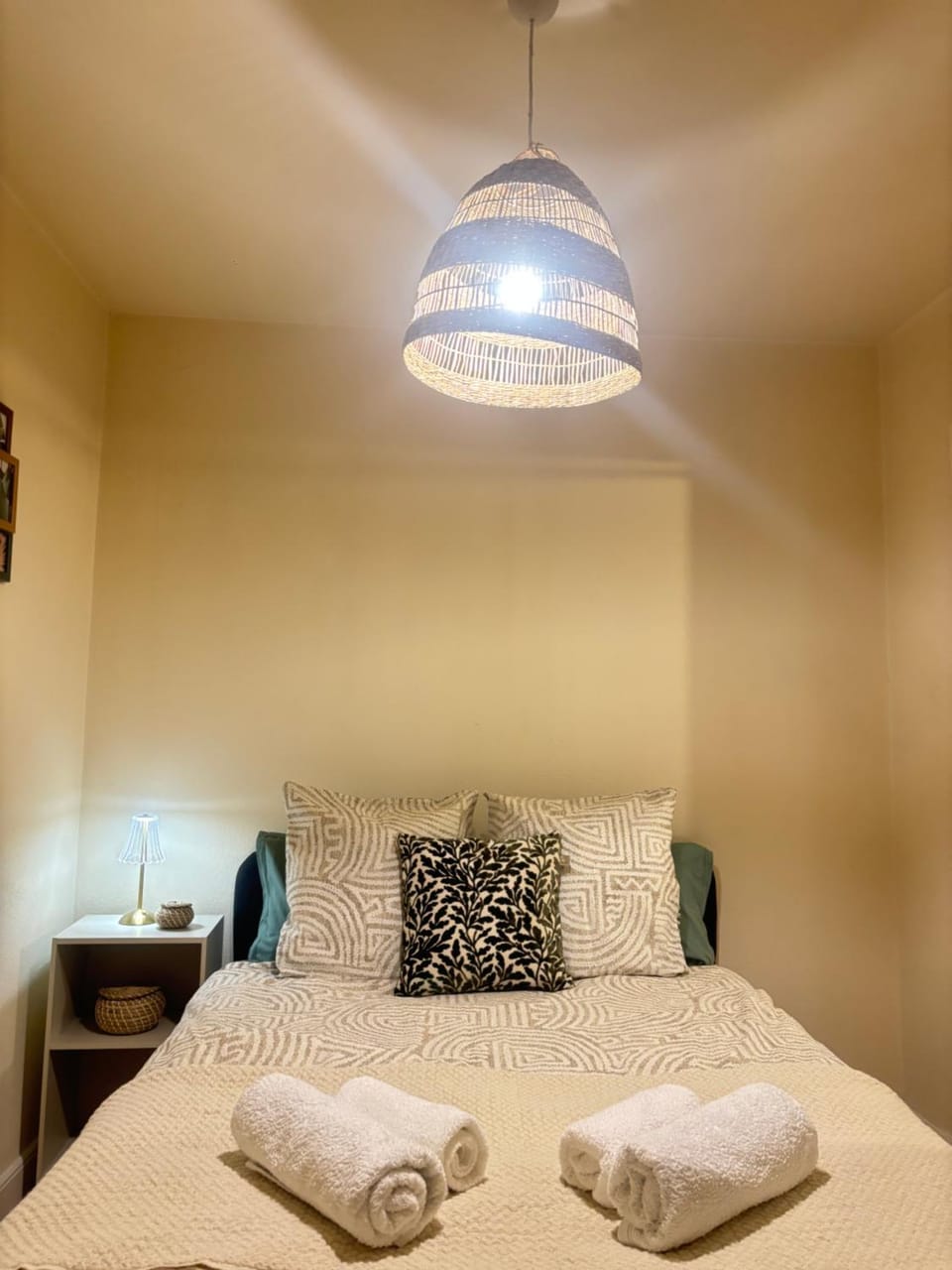 Bed, Bedroom, towels