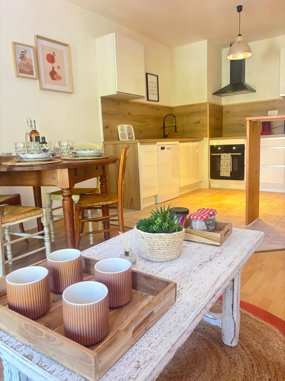 Kitchen or kitchenette, Dining area, stove