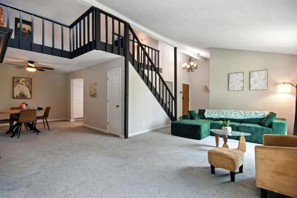 Stylish 2BR Loft Near ISU Hospitals & Downtown Apartment in Bloomington