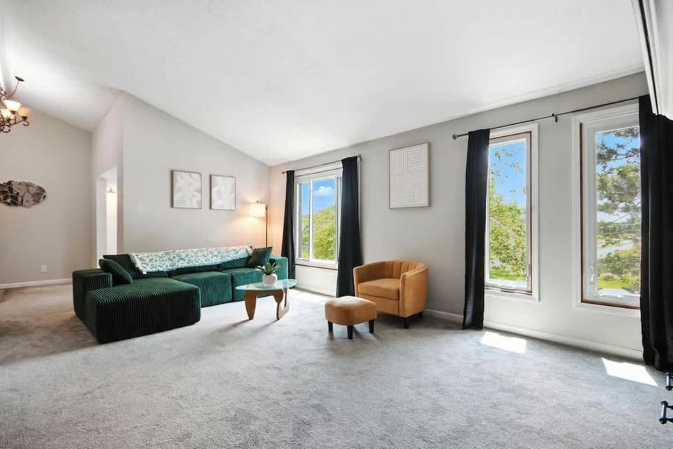 Stylish 2BR Loft Near ISU Hospitals & Downtown Apartment in Bloomington