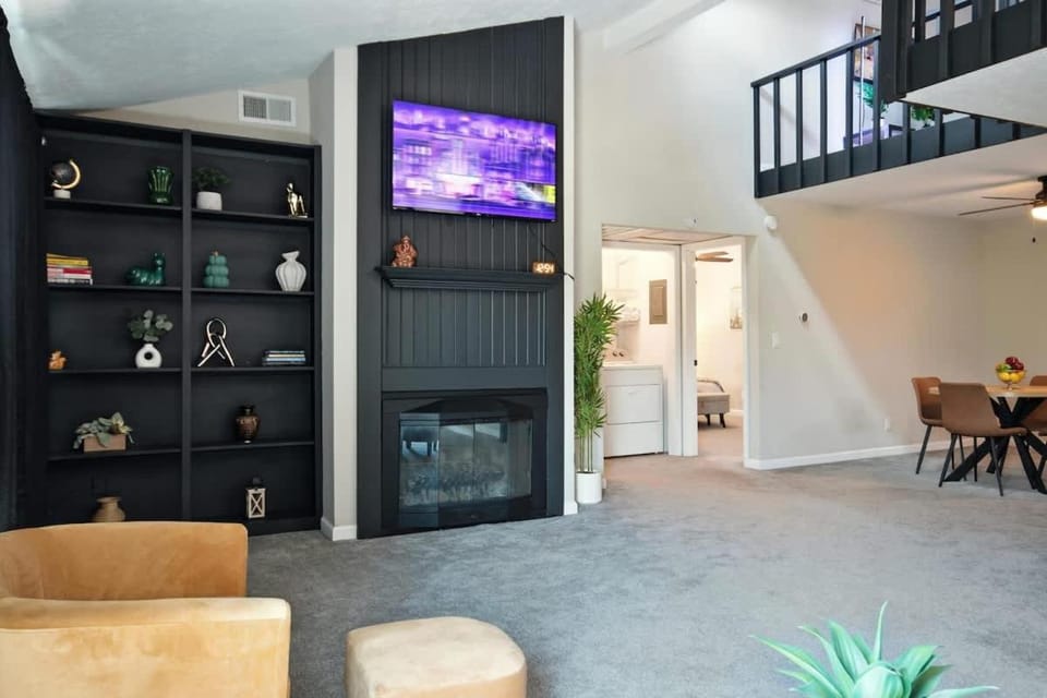 Stylish 2BR Loft Near ISU Hospitals & Downtown Apartment in Bloomington