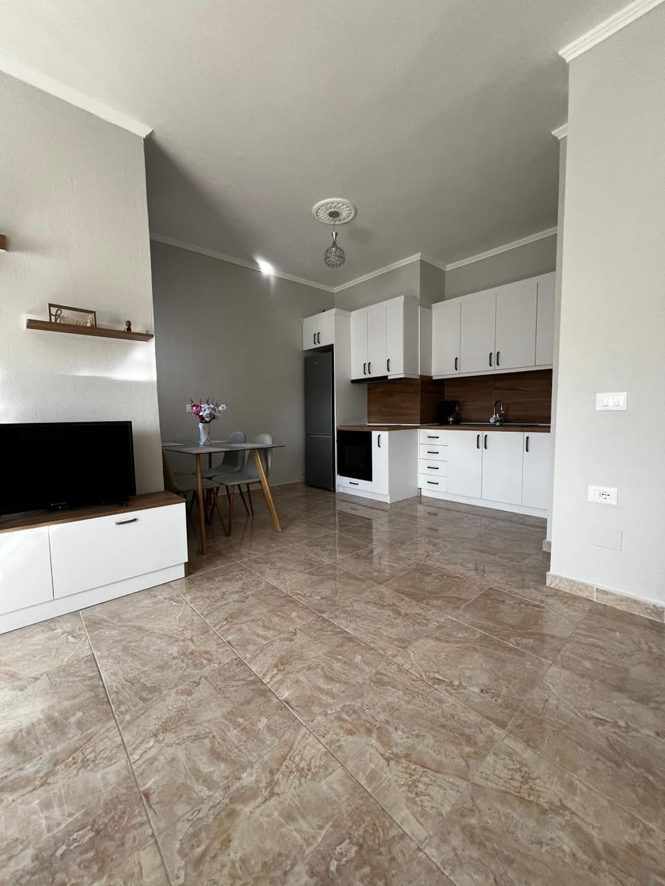 Kitchen or kitchenette, Dining area, stove